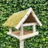Fuglefoderhus i birketræ med fod. Stråtag HORTUS
