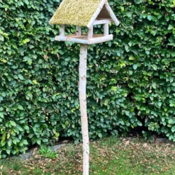 Fuglefoderhus i birketræ med fod. Stråtag HORTUS