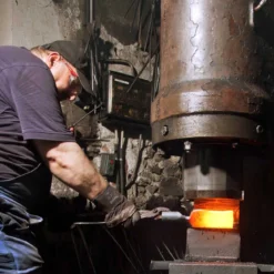 Hjerteformet spade med trin og askeskaft - 105 cm